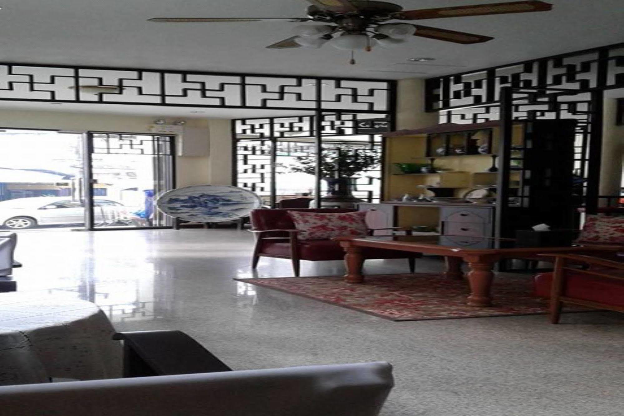 Srisomboon Hostel Транг Екстериор снимка