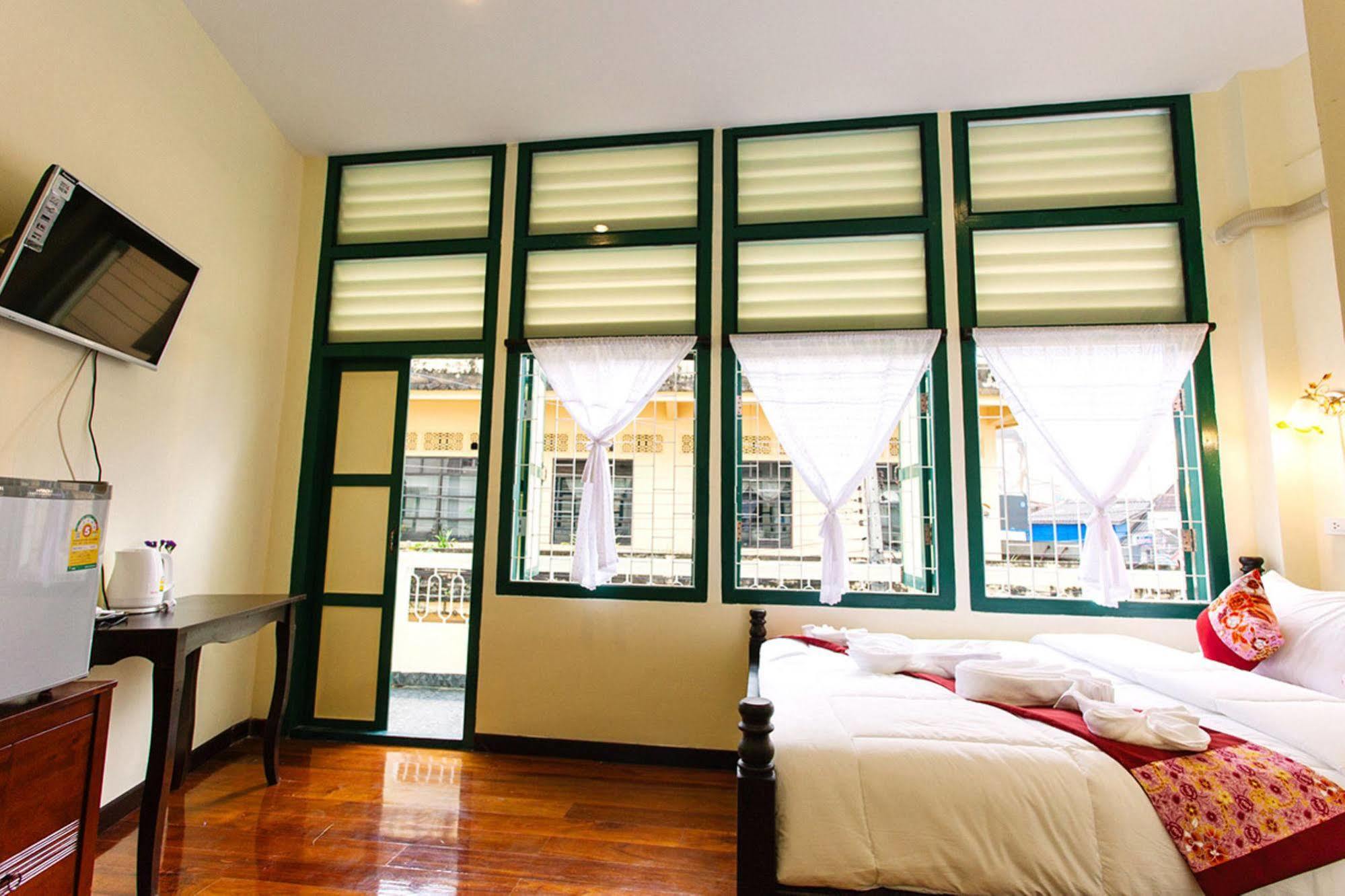 Srisomboon Hostel Транг Екстериор снимка