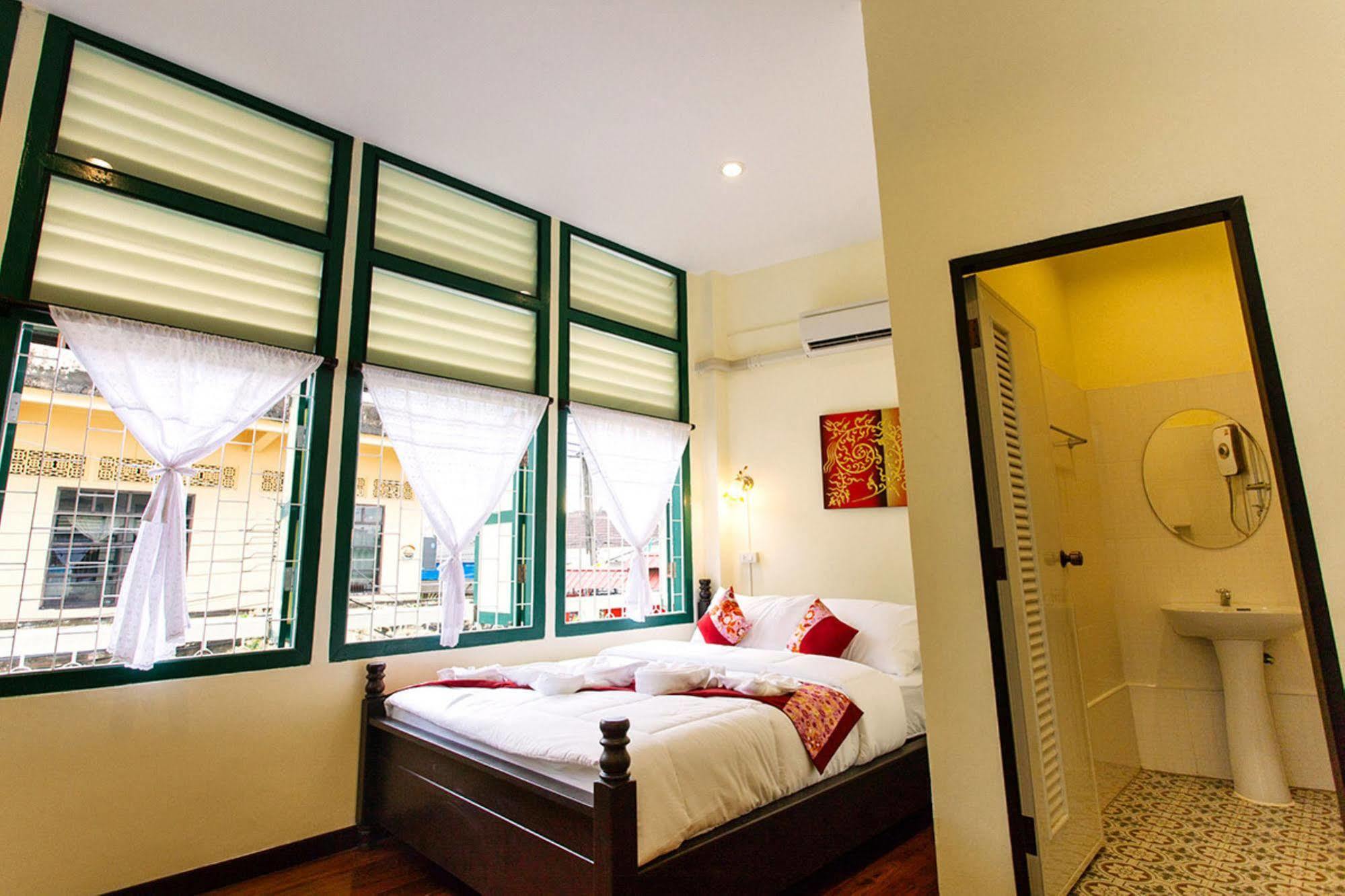 Srisomboon Hostel Транг Екстериор снимка