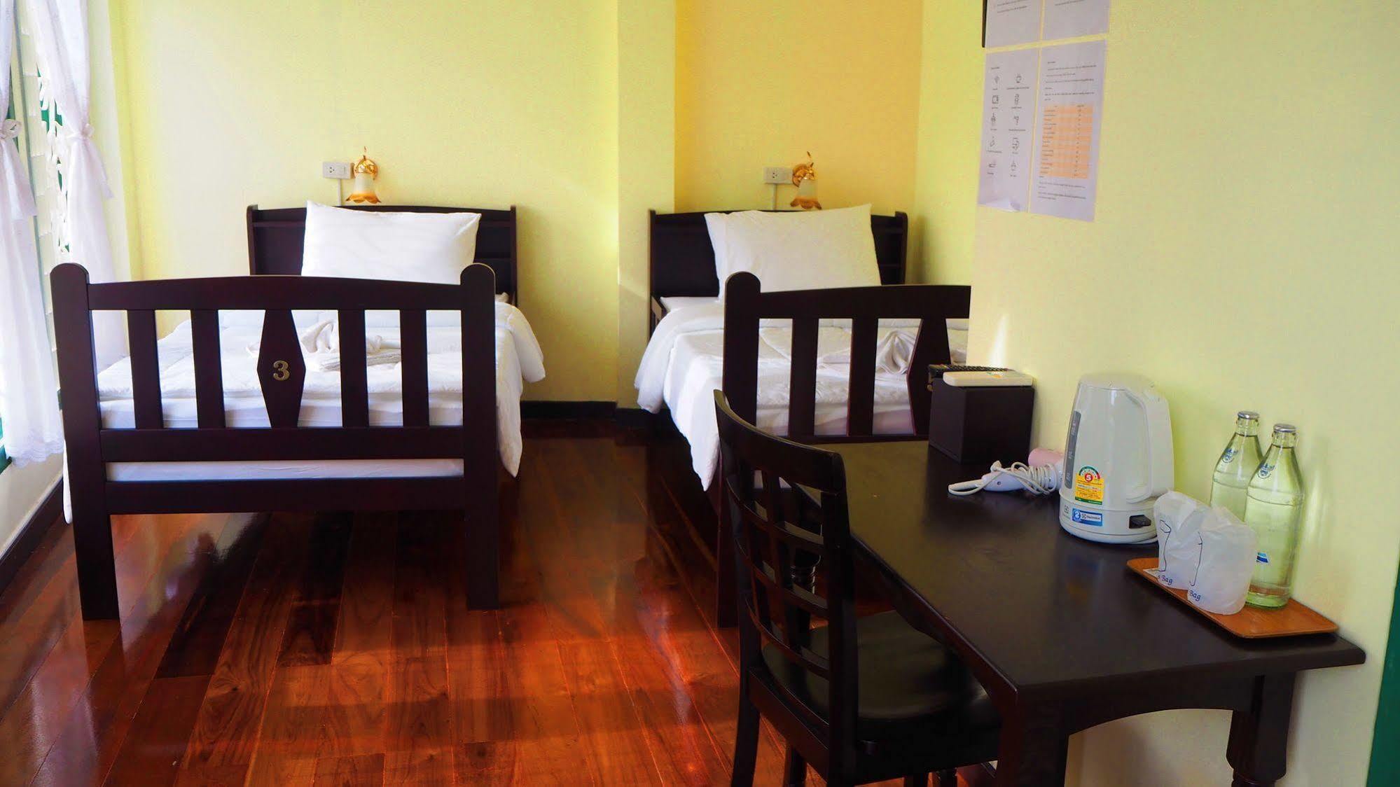 Srisomboon Hostel Транг Екстериор снимка